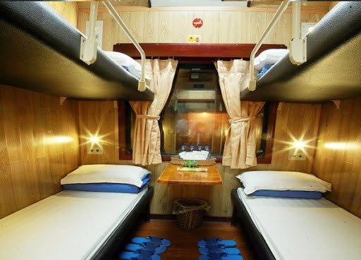 Giường nằm khoang 4 điều hòa là khoang VIP của tàu hỏa, với mỗi phòng có trong khoang có 4 giường nằm, được chia thành 2 tầng. (Nguồn ảnh: vantailuule.vn)